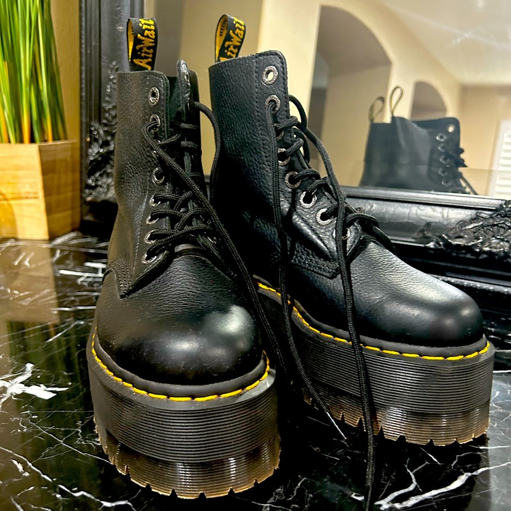 Dr. Martens Jayden platform boots